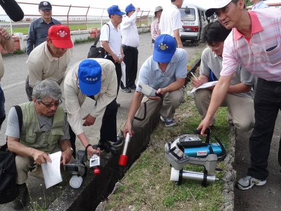 台日專家在蘭嶼機場外測量輻射值。圖片來源：原能會提供。   
