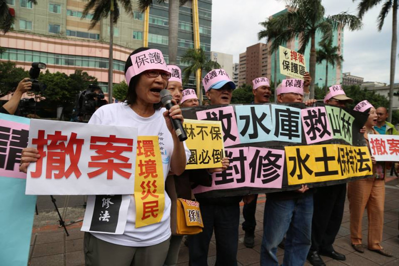 台灣水資源保育聯盟等數十個環團在23日早上在立法院前共同召開記者會，反對《水保法》修法。圖：林雨佑/攝   