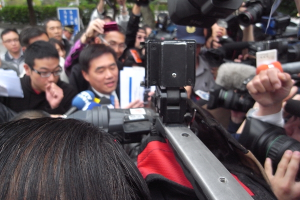 當郝龍斌步行接近議會時，現場媒體記者與群眾一擁而上，場面混亂，不過在警方的開道下，郝龍斌並未停下腳步，直接進入市議會。圖片來源：楊宗興/攝   
