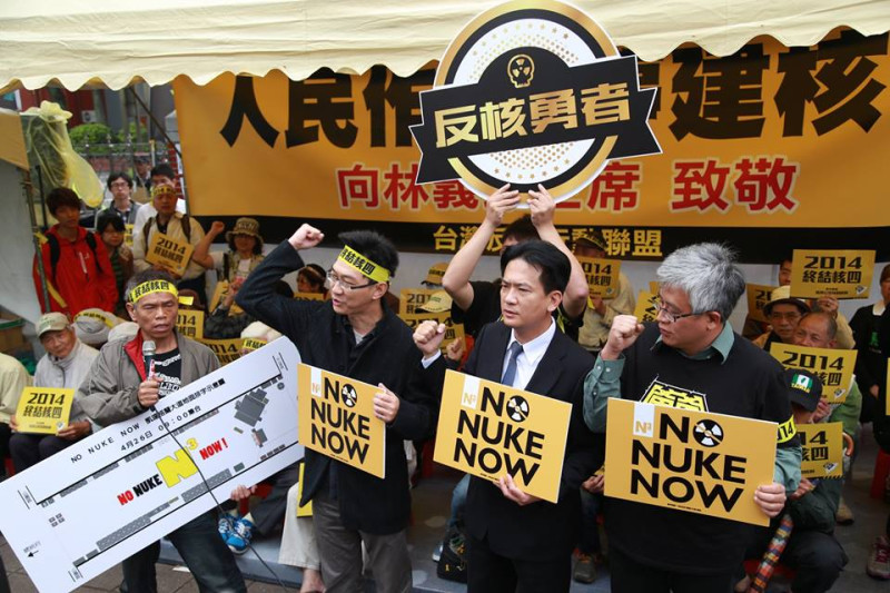 爸爸非核陣線執行長池國平（右一）、民進黨發言人林俊憲（右二）、台灣環境保護聯盟秘書長董建宏（右三）今早於立法院前舉行記者會，說明週六的反核行動。圖：林雨佑/攝   