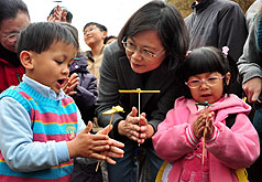 4日是兒童節，民進黨主席蔡英文（中）前往宜蘭綠色博覽會，與孩童一起玩竹蜻蜓，但還是不免被問及有關國光石化的相關問題。圖片來源：中央社   