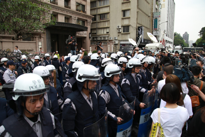 29日下午2點20分，警方出動了近百名鎮暴警察到濟南路出入口，和百餘民眾對峙，現場氣氛緊張。圖：林雨佑/攝   