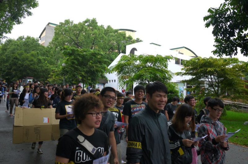 約兩百多名東海大學學生今天上午遊行到校長室門口，抗議校方準備在鹿舍興建美術系工坊。圖片來源：翻攝臉書   