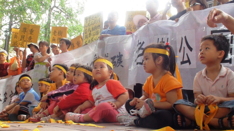 多位可愛的寶寶坐在抗議人群前面，表達她們從小愛樹護樹的決心。圖片來源:大暴龍攝影   