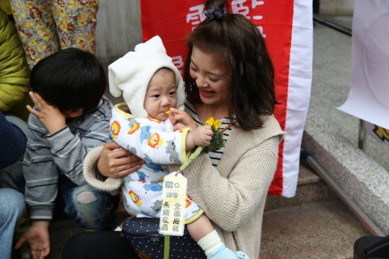 家住北投的劉小姐今天抱著6個半月大的寶寶出席活動。圖2之1：林雨佑/攝   