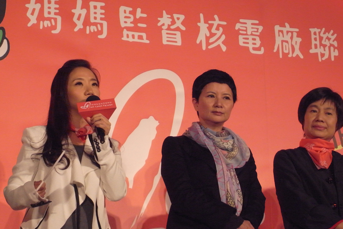 對於核四爭議，陶晶瑩（左）呼籲民眾應該去做功課，了解台灣到底缺不缺電？核電廠蓋在斷層帶到底安不安全？而不是只憑大眾媒體的報導就全盤接受一些觀念。圖：楊宗興/攝   
