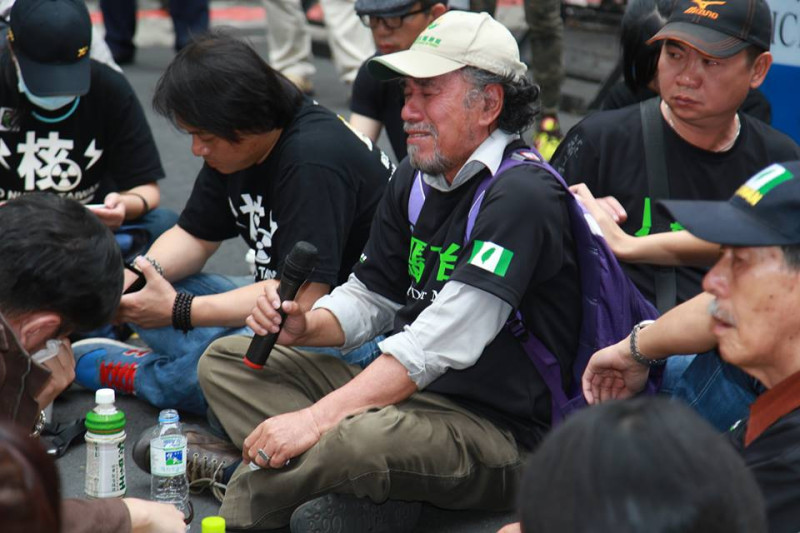公投盟召集人蔡丁貴對於林義雄開始禁食反核四，落淚表示，「一個人都救不回來，怎麼救台灣？」圖：林雨佑/攝   