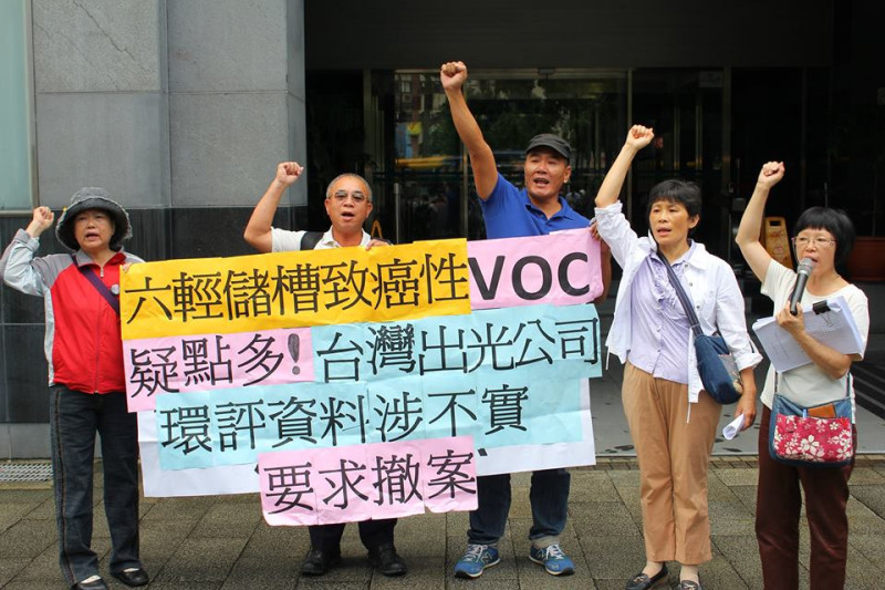 台灣水資源保育聯盟等人今天在環保署召開環差審查會前，於門口召開記者會抗議。圖2之1：林雨佑/攝   