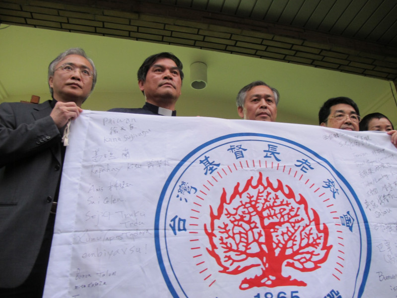 5百多位長老教會議員在「焚而不毀」的長老教會會旗上簽名，表達對林義雄禁食的敬意。圖：林朝億/攝   