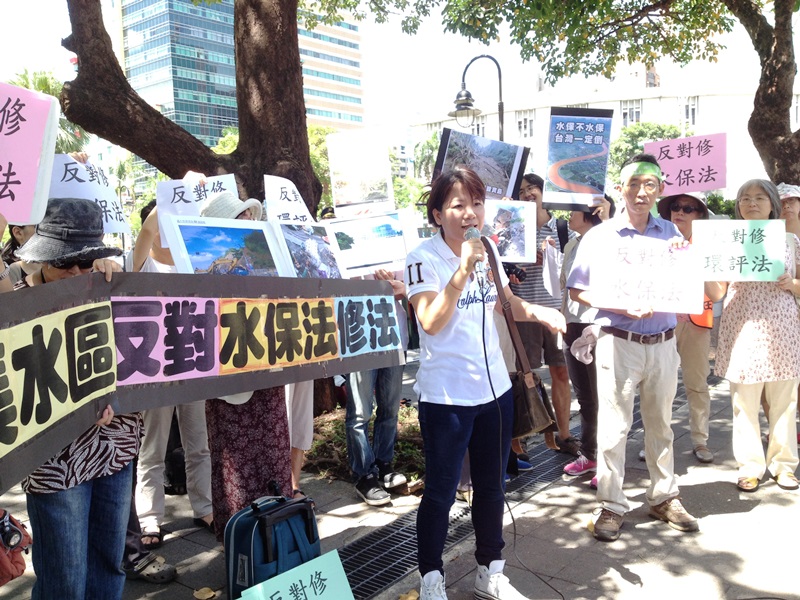 台灣護樹團體聯盟成員張美惠今（16）日上午針對水保法的修法計畫，在監察院門口抗議。圖：王立柔/攝   