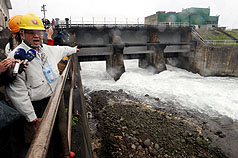 核1廠防海嘯閘門號稱可防海平面23呎至38呎2吋逆溪而上的海嘯，但台電15日實地測試，單單關閘門就需要30分鐘。圖片來源：中央社   