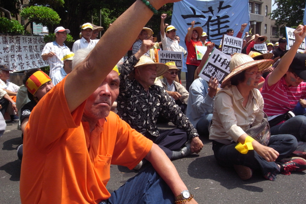 4月12日上百名彰化地區農民前往行政院前表達對中科四期引水工程的不滿，並要求立即停工。圖片：楊宗興/攝   