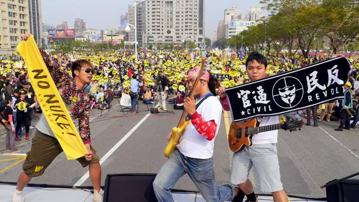 南台灣超過2萬人在高雄集結，「台青蕉」「打狗亂」等樂團現身現場，帶領大家一起唱唱跳跳、快樂反核。圖：地球公民基金會提供。   