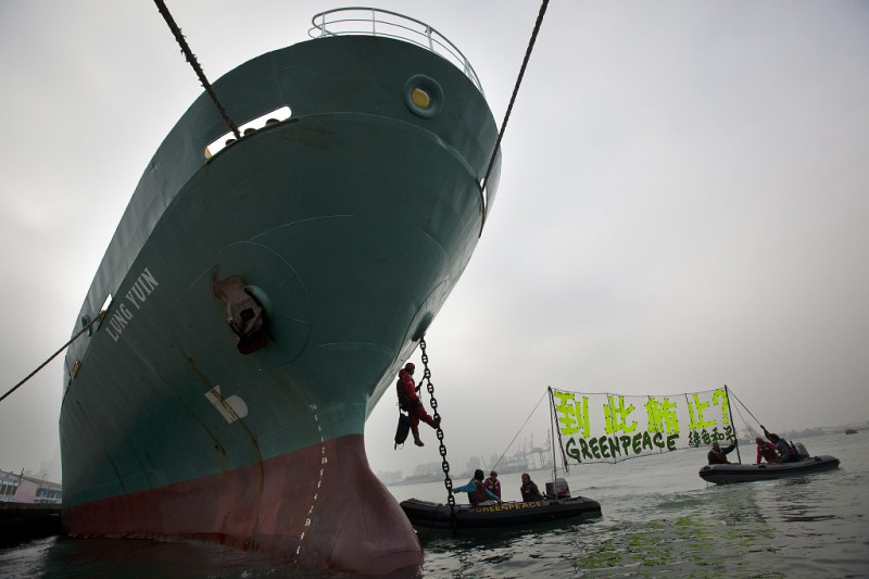 綠色和平彩虹勇士號的行動成員今日將自身綁在「隆運號」的船錨上，並展示寫著「漁業署：立即調查隆運號」的布條，以阻止這艘運搬船出港。圖片來源：綠色和平組織   