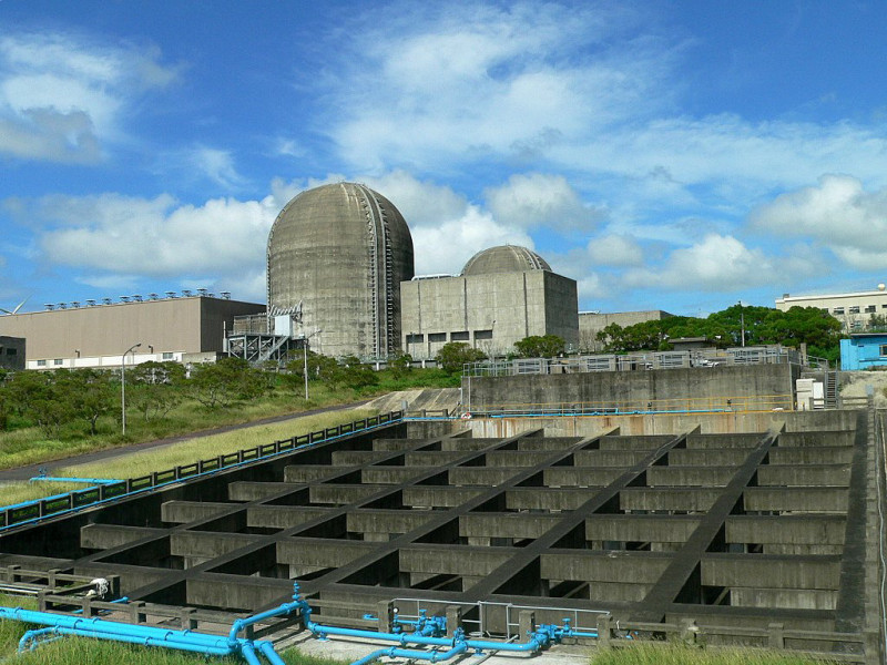 圖為台灣核三廠外觀。圖片來源：台電核能透明資訊化系統 。   