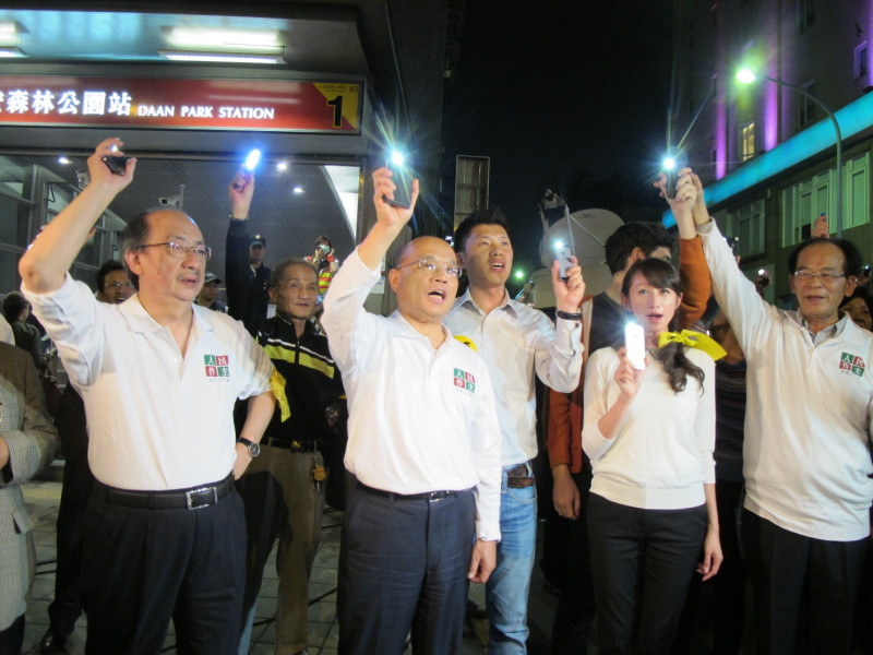 民進黨主席蘇貞昌帶領黨公職24晚手牽手，高喊「2014，終結核四」。圖：林朝億/攝影   