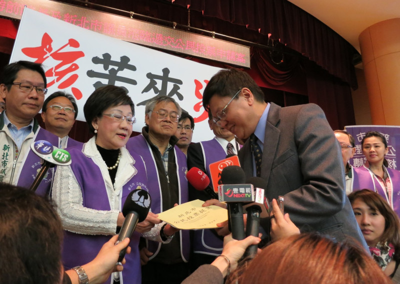前副總統呂秀蓮與11日在全體民進黨新北市議員陪同下，前往新北市政府遞交新北公投連署書。圖：林朝億/攝   