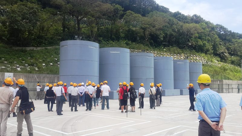 核一廠的乾式貯存槽，位於露天場內，預計8月開始測試，將高階核廢料轉移至此。圖：新北市消防局提供。   