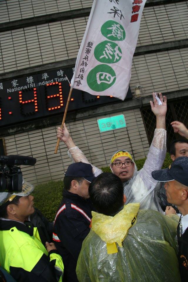 民眾拿著反核旗幟想走進經濟部遭到警方阻擋。圖2之2：林雨佑/攝   
