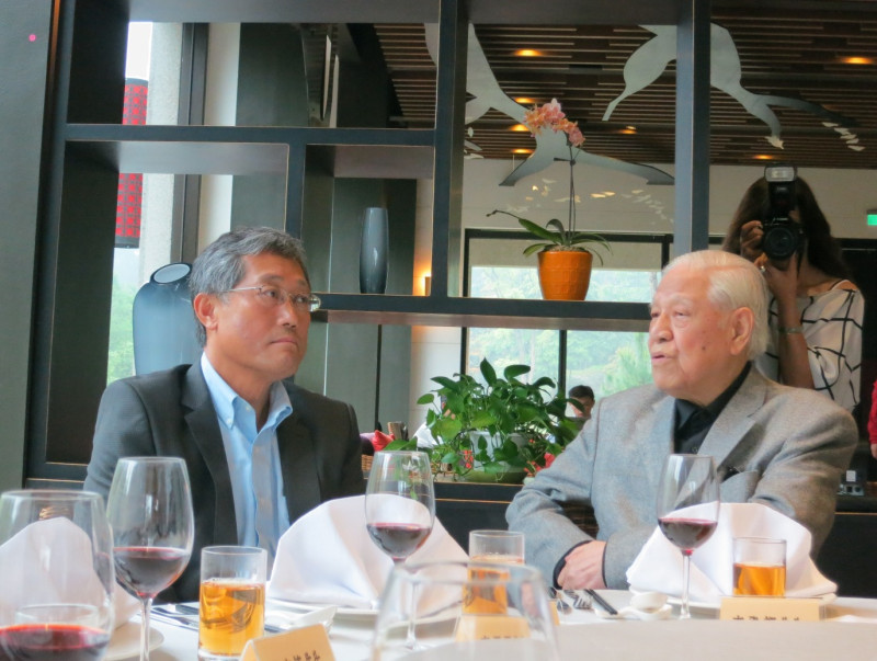 前總統李登輝11日前往新竹縣視察，並與友達光電董事長李焜耀閒聊。圖：林朝億/攝   