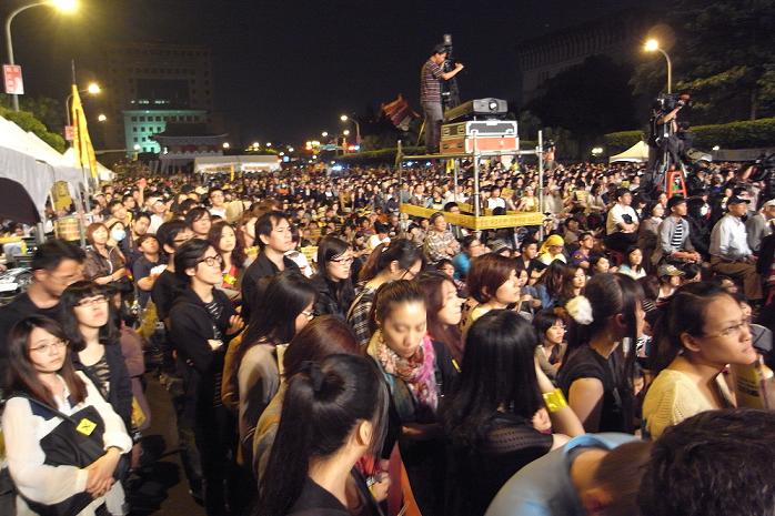 民間團體今（9）在全台各地舉辦廢核大遊行，台北場接著遊行在晚間舉辦「廢合誓師晚會」，現場人數仍有上萬人，凱道上滿滿是人，民眾反核的熱情沒有絲毫減少。圖:楊宗興/攝   