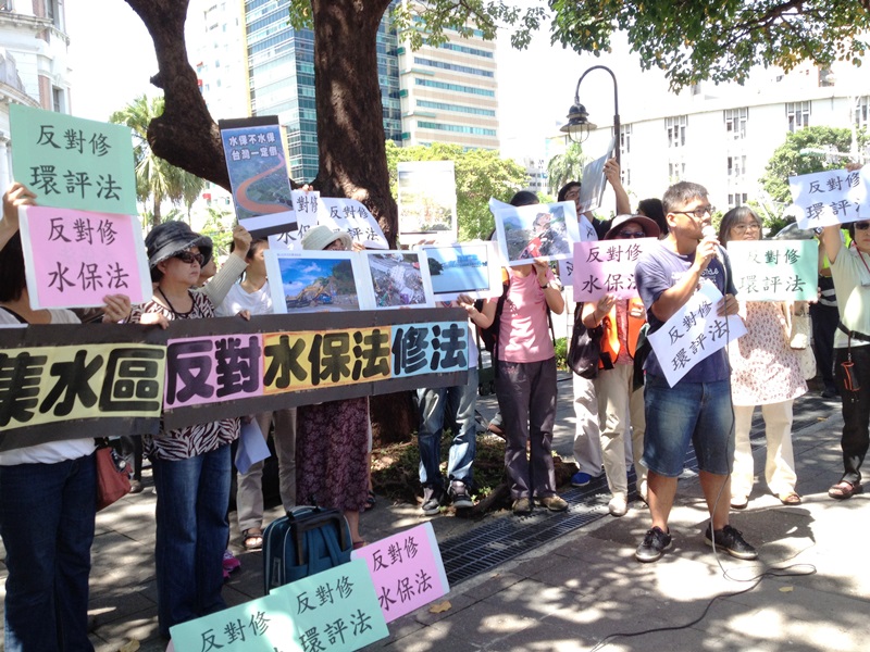 環保團體認為台灣的整體國土政策尚未改善，比方說水庫集水區相關法令近期遭到修改，9月初內政部更推出「全國區域計畫草案」鬆綁開發，引起環團頻頻抗議。圖：新頭殼資料照片   
