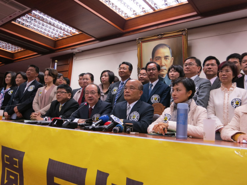 民進黨主席蘇貞昌4日與全體黨團立委高喊「非核家園，反核無懼」。圖：林朝億/攝   