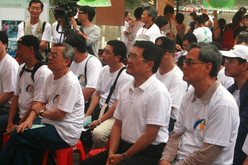 水利署長楊偉甫(前右二)到場參加碧潭的台灣河川日活動。經濟部水利局是這次河川日的主辦單位。圖片:李雲深攝影   