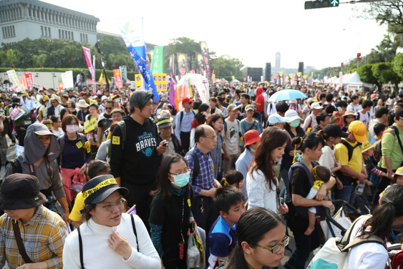 主辦單位全國廢核平台統計，全台計近5萬人、台北場約3萬人上街，台北市警方於下午4點則估計台北場遊行人數約1.2萬人。圖為台北場遊行剛開始時情形。圖4之1：林雨佑/攝   