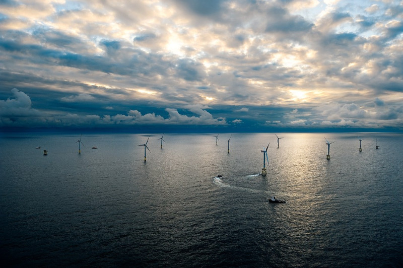 德國積極投入離岸風電，裝置容量今年可望超越丹麥，排名世界第二。圖為2010年完工的第一座風場alpha ventus。圖：Stiftung Offshore-Windenergie提供   
