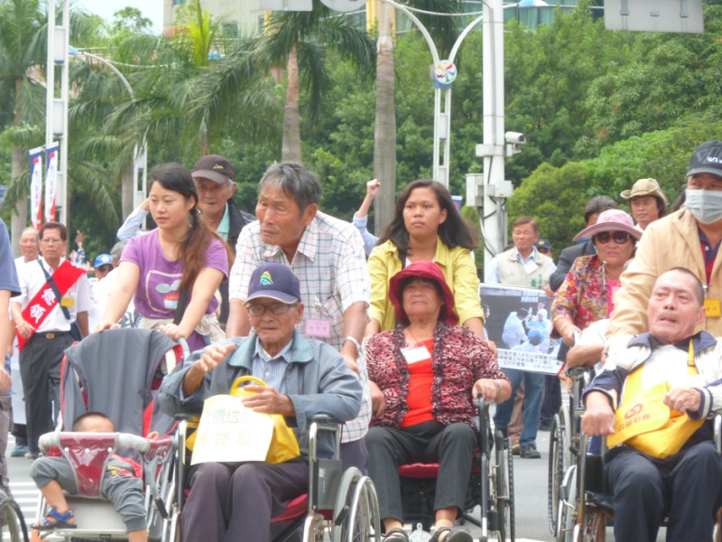 為了每個月不到2千元的補助，飽受中石化戴奧辛汙染之苦的抗議民眾，坐著輪椅從台南遠到台北行政院抗議。圖：謝莉慧/攝   