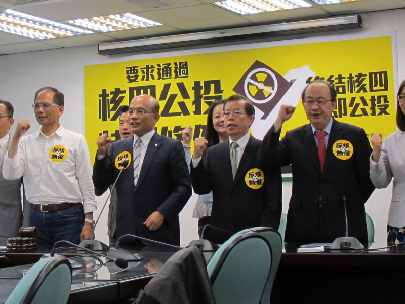 民進黨主席蘇貞昌16日率領中常委高喊「2014終結核四」口號。圖：林朝億/攝   