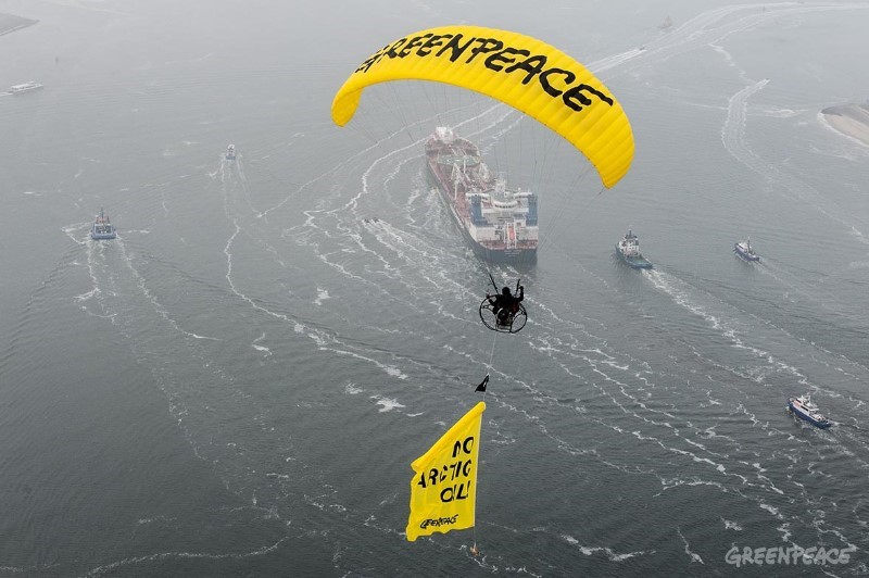 綠色和平組織2014年曾在荷蘭鹿特丹港口發起抗議活動，阻止北極石油付運，但如今荷蘭皇家殼牌公司獲得北極圈鑽探許可，恐怕將再掀起一波新的抗議活動。圖：翻攝綠色和平組織官網   