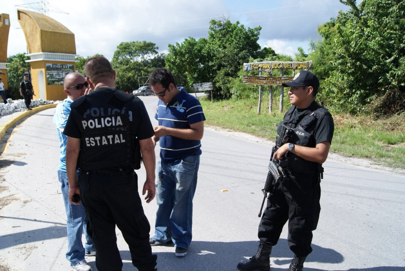 墨西哥政府在會場週邊部下警力戒護，荷槍實彈的警察就在會場附近徘徊。圖片：潘紀揚/攝   