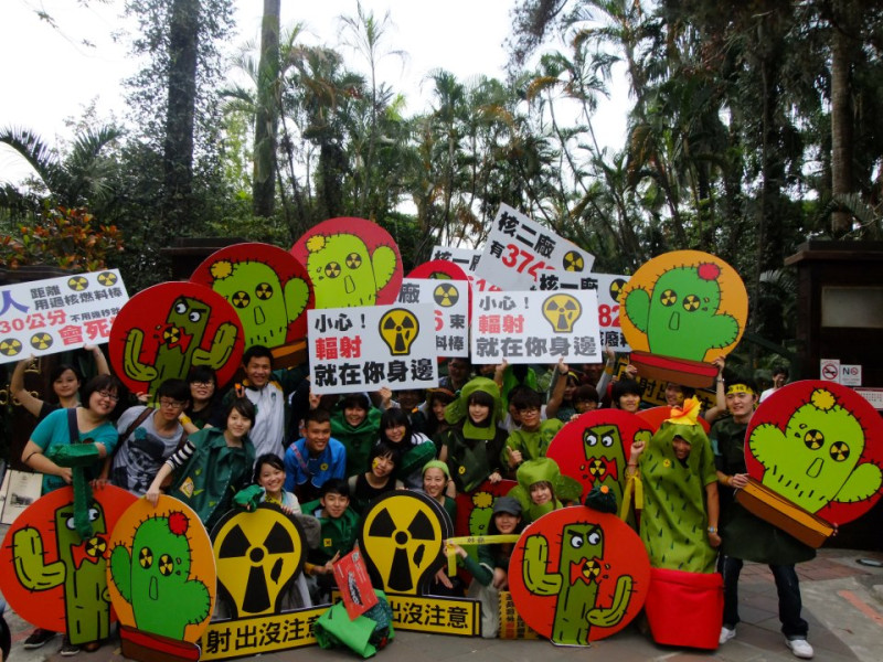 青少年發聲網數十位大學生再度著仙人掌裝扮，在植物園之前，為途經的遊行民眾加油。圖:吳政倫攝影   