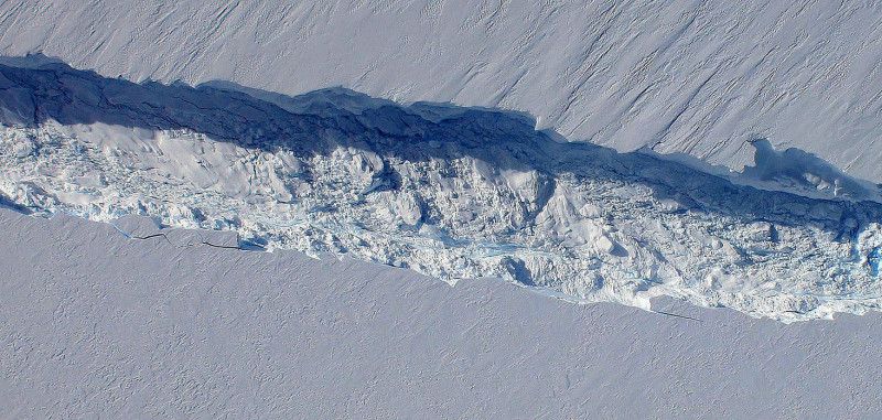美國太空總署的科學家們10月在南極洲觀察松島冰川時，發現了一個長達29公里、以每天約1.8公尺的速度擴寬的巨型裂縫。圖片來源：達志影像/路透社。   