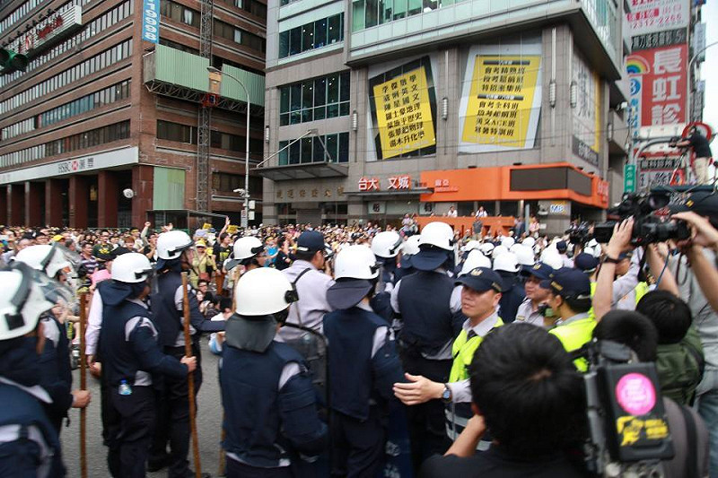 警方眼見群眾越聚越多，數度舉牌後決定撤離，現場民眾大聲歡呼。圖2之2：林雨佑/攝&nbsp;&nbsp;&nbsp;