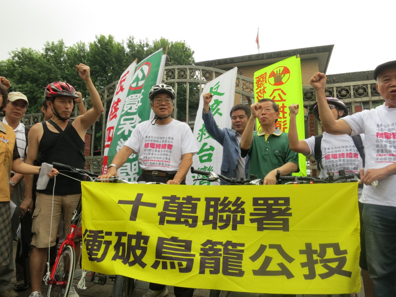 環保團體5日在立法院誓師將環島單車行推動10萬人連署民間版「核四運轉公投」。圖：林朝億/攝   