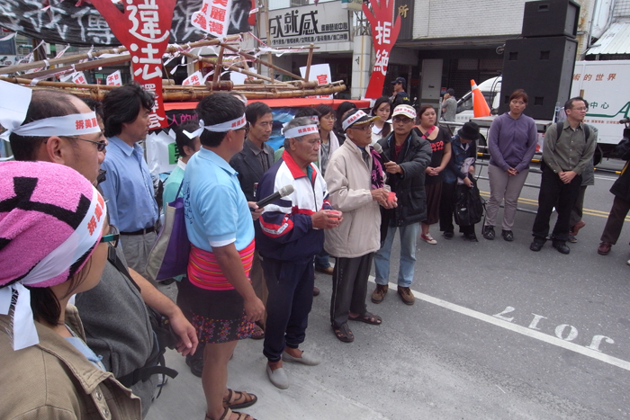 22日聚集在台東縣政府大門前的反美麗灣渡假村人士，仍無力阻擋環評的通過。圖：新頭殼資料照片。   