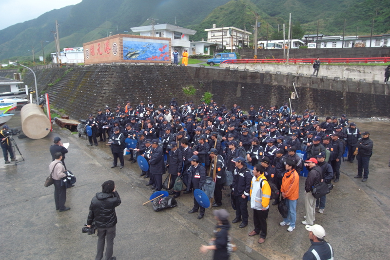 警方為了明天的遊行也大動員，下午將120名台灣本島調集運送至蘭嶼，4時許載滿警力的恆星輪緩緩駛進開元港，隨即在港邊進行整裝。圖片：楊宗興/攝   