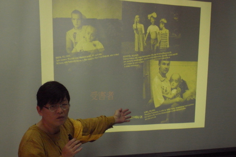 台灣環盟學術委員會召集人、台灣大學大氣系教授徐光蓉指著受核災波及的災民照片表示，如果馬上就死了反而輕鬆，但核電廠對人體的危害往往持續數十年，讓自己和家庭一直活在痛苦中。圖片來源:楊宗興/攝   