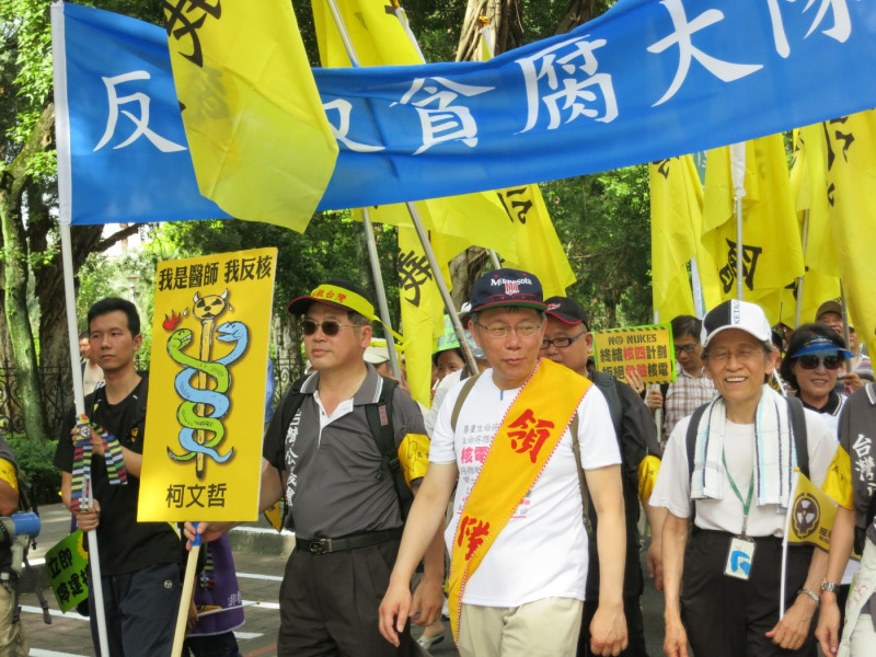 台大醫師柯文哲參與反貪腐大隊遊行。圖：林朝億/攝   