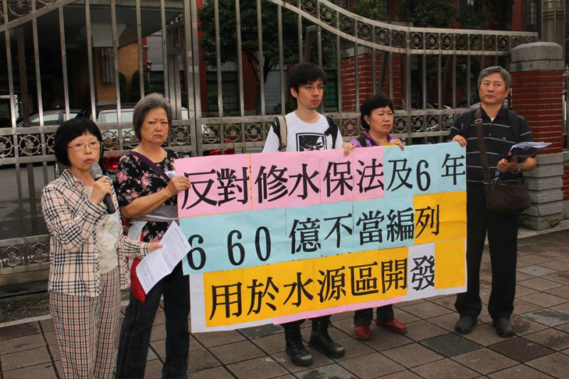 台灣水資源保育聯盟等環團今早到立法院大門前舉行記者會，反對水保法修法。圖：林雨佑/攝   