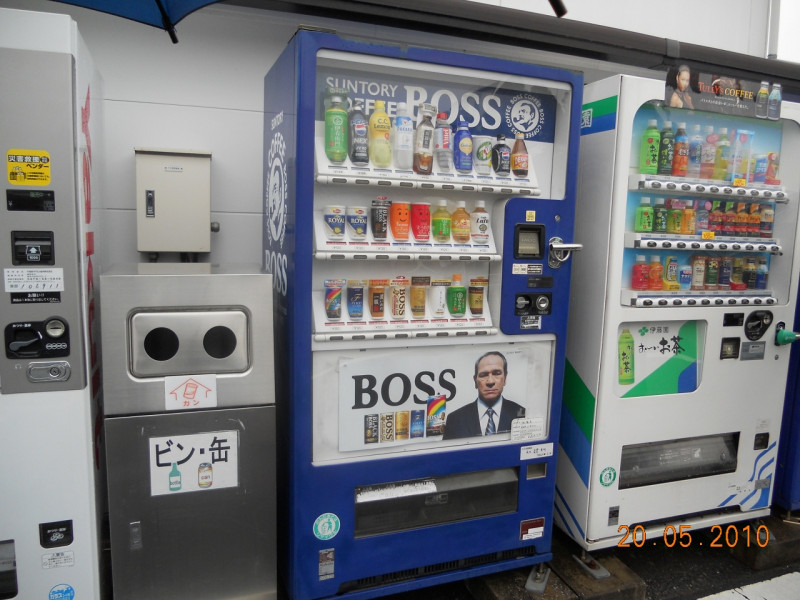 環保署表示，鄰近國家如日本，飲料自動販賣機旁都有設置資源回收設施，供民眾飲用完販賣機的飲料後，可隨手將飲料杯（瓶）投擲回收筒。圖片來源：環保署提供   