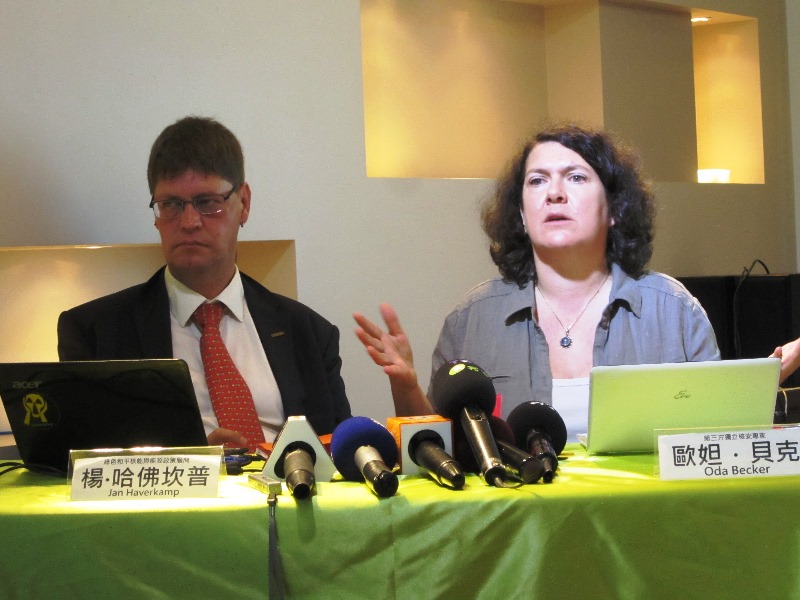 曾評估歐洲14國核電廠壓力測試的獨立核能安全顧問歐妲‧貝克（右），以及曾參與15個歐盟核電廠壓力測試的楊•哈佛坎普（左），昨日對台灣的核四也作出評估建議。圖：新頭殼資料照片。   