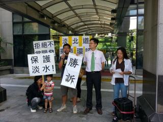 針對淡北快速道路的訴訟案，環保團體今（4）日聽聞台北高等行政法院的判決以後，在法院前宣告勝利。圖：中央社   