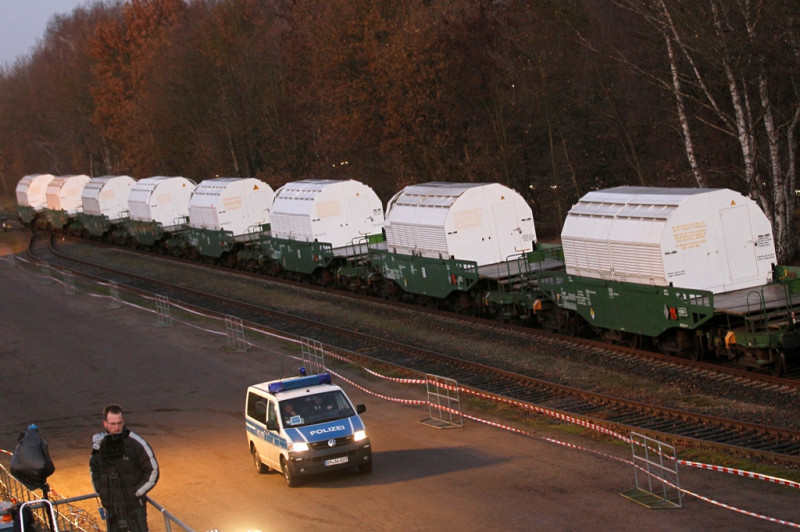 運送核廢料的列車，一旁皆有德國警車護送。圖片來源：達志影像/路透社。   
