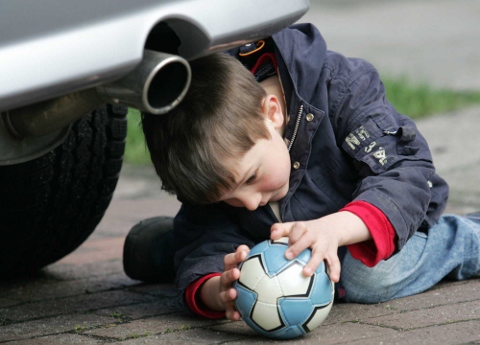 柴油引擎尾氣確定致癌，和小孩鑽車尾撿球一樣危險。圖片來源:達志影像/路透社。   