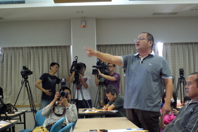 記者會中，1名自稱恆春鄉代表的男子打斷記者提問，表達對悠活渡假村的支持。圖：楊宗興/攝   