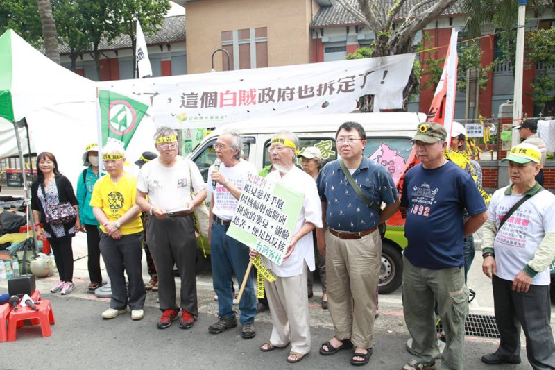 台灣環境保護聯盟等團體今（28）日上午在立法院外舉行記者會表示，核四第一階段公投連署只差5000份，呼籲民眾趕快連署，讓他們所提的核四公投可以突破10萬門檻。圖：林雨佑/攝   